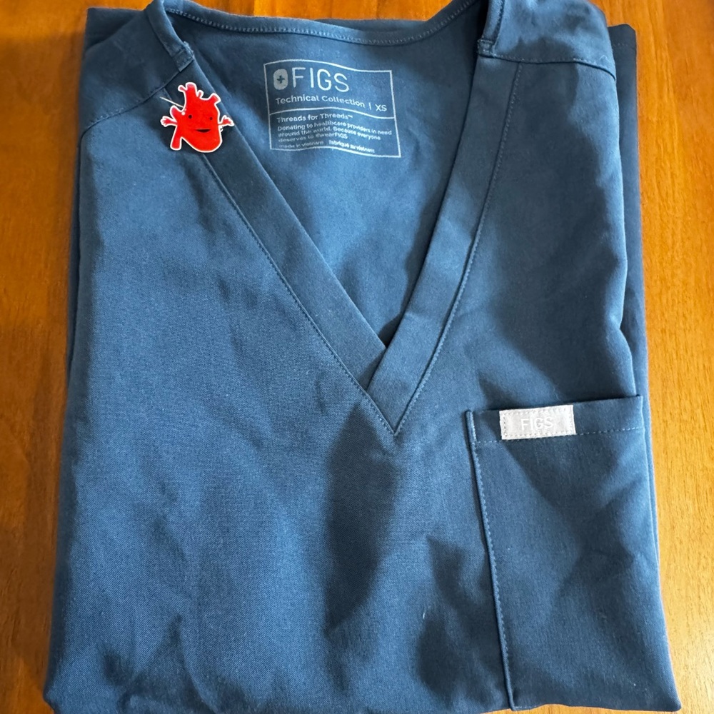 FIGS 🫀 Women’s petite Catarina single pocket scrub top